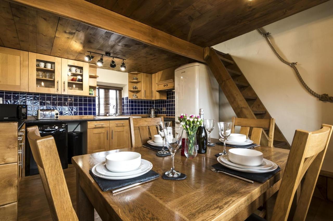 Foxglove - Luxurious Barn Conversion - Blossom Farm Johnston Extérieur photo